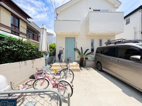 周囲に高い建物がなく、心地よい光と風が通り抜ける開放的なロケーション。すっきりとした前面道路は、毎日の通勤・通学や小さなお子様とのお散歩も快適です。陽だまりに包まれる平穏な暮らしを。