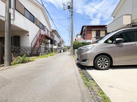 青空が広がる、落ち着いた雰囲気の閑静な住宅街。前面道路は車の通り抜けが少なく、小さなお子様がいるご家庭も安心の住環境です。静かで穏やかな、ゆとりある新生活をここから始めてみませんか。
