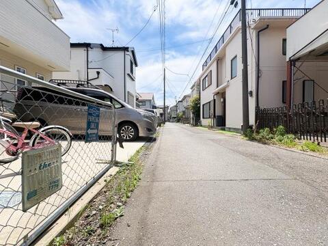 見通しが良く、落ち着いて運転ができる前面道路。ワンボックスカーなどの大きめのお車でも、スムーズに出し入れがしやすい環境が整っています。お車での外出や、週末のドライブがさらに楽しみに。