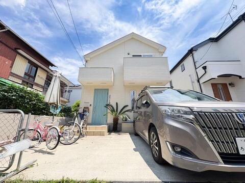 前面道路からスムーズに出し入れができる、ゆとりある駐車スペースを確保。大型車と複数の自転車を同時に置ける広さが魅力です。毎日の通勤やお出かけ、お買い物にも便利なゆとりある敷地設計です。