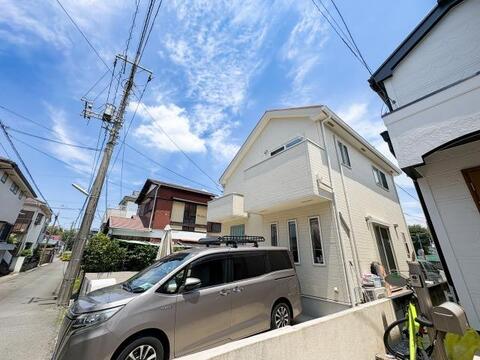 爽やかなブルーのドアが目を引くお洒落な外観と、お車の出し入れがしやすい前面道路が魅力の物件。カースペースや駐輪場もしっかり完備しています。デザイン性と実用性を兼ね備えた、暮らしやすい一棟です。