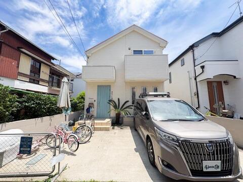 青空に映える白壁と、淡いブルーの玄関ドアが目を引くお洒落な外観。南国のリゾートを思わせるヤシの木が暮らしを華やかに彩ります。デザイン性と心地よさを兼ね備えた、こだわりが詰まった住まいです。