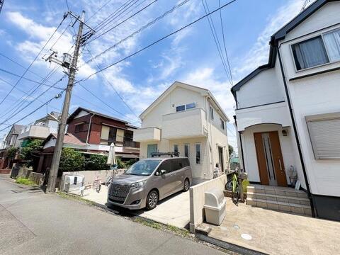 青空に心地よく映える、陽当たり良好な2階建ての住まい。バルコニーや窓から豊かな採光が期待でき、室内にも明るい光が差し込みます。開放感あふれる空間で、毎日の暮らしを健やかに心地よくお過ごしいただけます。
