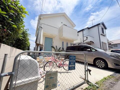 ワンボックスカーもゆったり駐車できるスペースを確保。自転車置き場も広く、子育て世帯に嬉しいゆとりある敷地です。明るい陽光が差し込む白いお家で、ご家族との新しい暮らしを始めてみませんか。