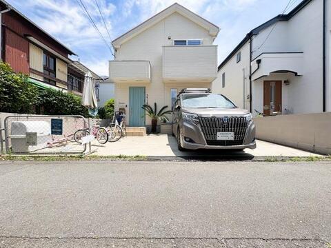 お洒落なブルーの玄関とヤシの木がアクセントの、明るく清潔感のある住まい。広々とした駐車・駐輪スペースがあり、利便性も良好です。こだわりが光るデザイン住宅で、充実した毎日をお過ごしください。