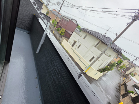 南向きの採光良好なバルコニーは、洗濯物が乾きやすい日当たりの良さが魅力です。明るい屋外スペースで、ガーデニングや日常利用の幅が広がります。