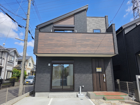 広々としたバルコニーが建物正面に広がる開放感ある外観です。前面にはフラットな駐車スペースを確保し車の出し入れもスムーズに行えます。落ち着いた住宅街に位置し周辺は戸建が並ぶ穏やかな住環境です。