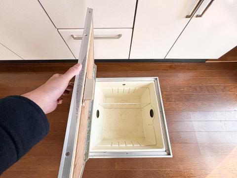 キッチン下部に設けた床下収納は、缶詰のストックや非常食、梅酒や味噌などの保存食入れとしての他、卓上プレートや季節家電などの物を仕舞うことが出来る便利な収納。