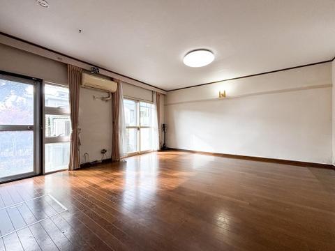 階下を気にせずお子様が走り回れる、戸建て感覚のタウンハウス。大型ソファやダイニングも余裕で置ける広々LDKで、ゆったりとした家族団らんの夢を叶えませんか。