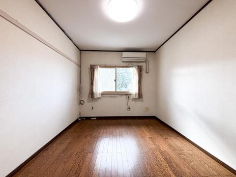 窓から光がたっぷりと差し込む明るい洋室。清々しい空間で、ゆったりと心安らぐ時間をお過ごしください。