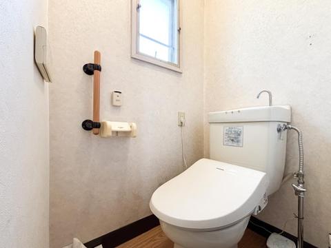 柔らかな陽射しが入る窓付きのトイレは、こまめな換気ができ清潔感を保ちやすいのが魅力。手すり付きで安全性にも配慮されており、ほっと一息つける安らぎの空間を提供します。
