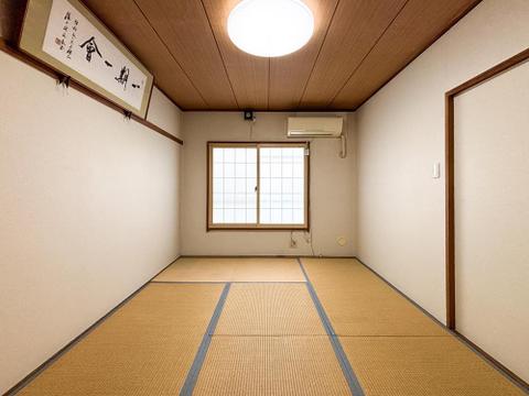 趣ある床の間を備えた6畳和室。客間や、お子様のお昼寝スペースとして重宝します。畳の柔らかな温もりが、ご家族の多様な時間を優しく包み込む安らぎの空間です。