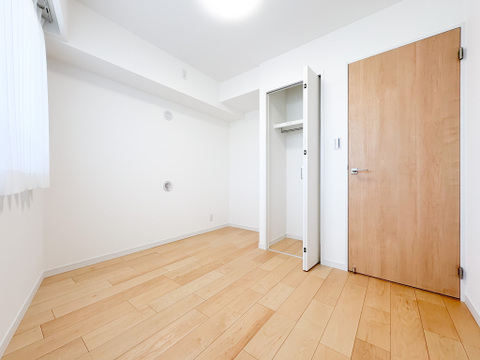 すべての洋室には収納が備え付けてあります。衣類や小物などを収納することで、住空間を有効活用できます。広さも十分ございますので、お客様の生活シーンに合わせてご活用ください。