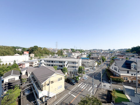 「日当たりの良い開放的な眺望」は、心地よい空間を求めるすべての方におすすめの特長です。一日中たっぷりと差し込む自然光が、部屋全体を明るく照らし、心も体もリフレッシュできます。