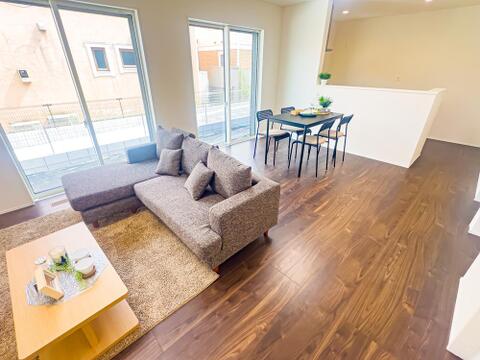 日当たり良好なLDKは、温かな陽光と爽やかな風が通り抜ける安息の住空間。帰ってきたくなる場所、安心できる場所として住まいにおける役割は重要です。2026/5/4撮影
