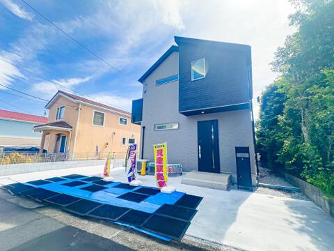 外観は落ち着いた配色のシンプルイズベストな飽きのこないデザインです。カースペースを2台分ご用意しております(車種による)。2026/5/4撮影