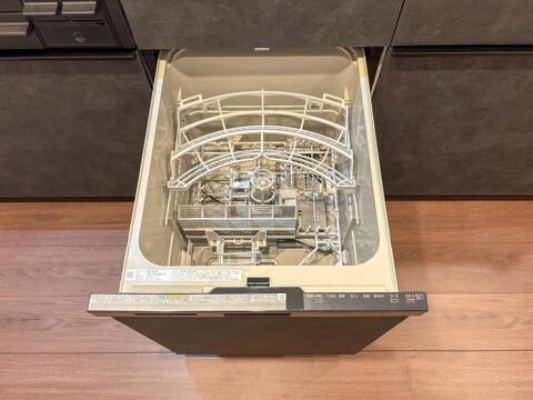 通常の手洗いでは使用出来ないほど高温のお湯や高圧水流を使うことで汚れを効果的に落とすことができる。