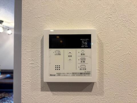 キッチン近くにある給湯リモコンは、お料理の最中でもリビングで寛いでいても簡単に沸かせて便利ですね。