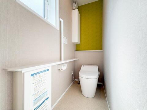 ウォシュレット機能付きトイレで、毎日の暮らしがより快適になります。温水洗浄で清潔感が保たれ、家族全員が心地よく使えるうれしい設備がしっかり整っています。