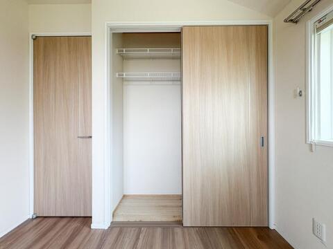 居室に備えられた十分な容量のクローゼット収納。季節物や衣類の整理がしやすく、収納力の高さが日常の暮らしの快適さを支える実用的な設計です。