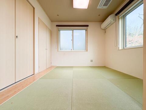 リビングに隣接した和室は、開け放せばリビングと一体化する広々とした空間になります。仕切ることで個室としても使えるため、生活スタイルに合わせて活用できます。