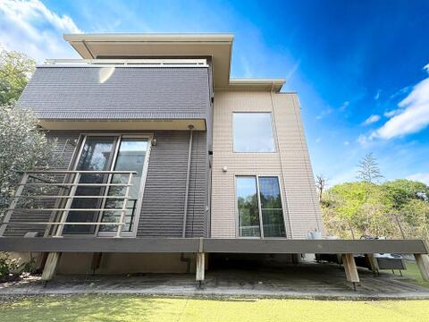 丁寧に手入れされた清潔感ある中古戸建ての外観。使われてきた年月を感じさせる落ち着いた佇まいが、長く住み続けられてきた住まいならではの安心感を伝えます。
