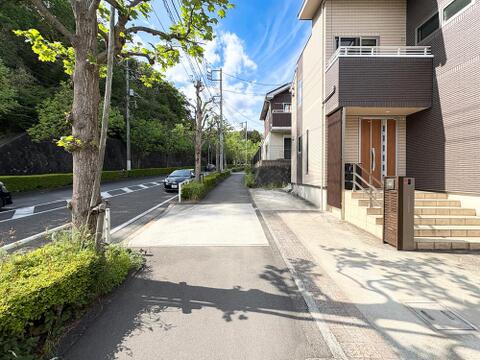 落ち着いた閑静な住宅街に位置する住まいです。静かで穏やかな環境が、毎日の生活に安らぎと快適さをもたらします。