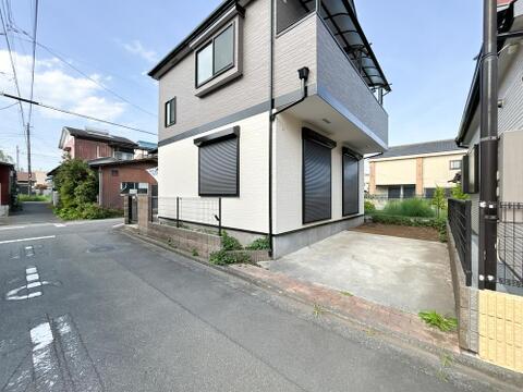 ゆとりのある駐車場は一戸建てに住む一番の魅力。休日は愛車の洗車など趣味のスペースとしてもいいですね。
