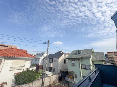 青空に白い雲が広がる、開放感あふれる眺望。明るい日差しが降り注ぎ、家族の笑顔が輝く毎日を演出します。