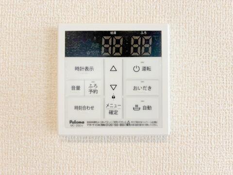 お風呂場と台所に操作リモコンがあり、キッチン近くにある給湯リモコンは、お料理の最中でもリビングで寛いでいるなかでもボタン一つで簡単に沸かせて便利ですね。