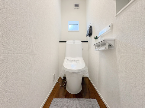 ウォシュレット付きのトイレは、白を基調としたデザインで統一されており、清潔感と爽やかさを感じさせる仕上がりとなっています。