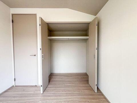 「お部屋をいつもスッキリ」と保つ大容量クローゼット。