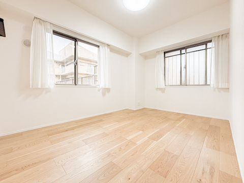 ゆとりある広さの居室は、家具の配置がしやすく使い勝手の良い空間です。採光も良好で、生活スタイルに合わせて自由にレイアウトできます。