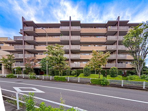 柔らかなトーンの外壁色が周辺環境に馴染む優しい色合いの外観デザイン。温かみのある落ち着いた佇まいが街並みに自然と溶け込み、帰るたびに心が和む住まいです。