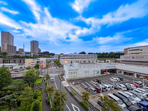 上層階ならではの眺望が楽しめる住まいです。日常の目線より高い位置からの景色は住まいに開放感と彩りを与えます。採光も良好で明るい室内環境です。