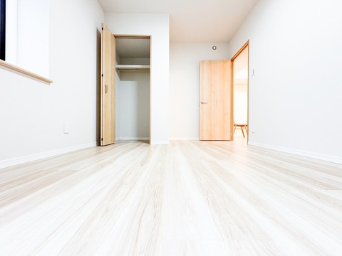 隅々まで光が回るクリーンな印象の室内。梁の少ないフラットな壁面は、大型家具もすっきり収まります。新築のような清々しさを感じながら、新しい生活を軽やかにスタートできる魅力的な住環境です。
