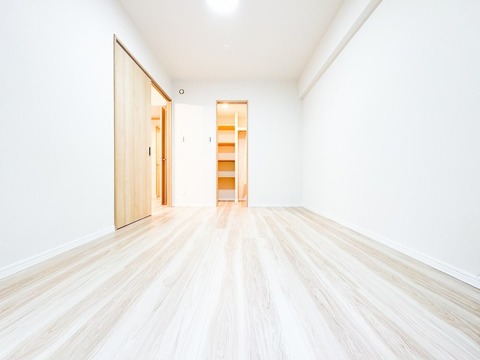 お部屋の奥には、可動棚を備えた便利な収納スペースを確保。衣類だけでなく、散らかりがちな小物類もすっきりと収まります。居住エリアを広く、美しく保てる「魅せる収納」が、暮らしにゆとりを与えます。