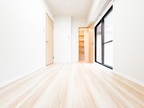 落ち着いた木目調の建具が、室内に安らぎを添えるプライベートルーム。シンプルで無駄のない間取りは、ベッドやデスクの配置もスムーズです。一日の疲れを癒やし、静かに自分時間を堪能できる心地よい空間。