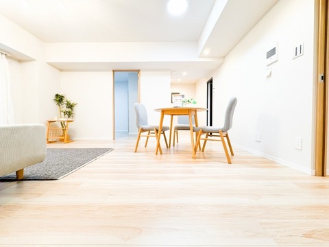 ナチュラルな素材感が心地よい、温もりあふれる空間。奥行きのある間取りは、ソファやテーブルを置いても動線にゆとりがあり、家事効率も良好です※モデルハウスのイメージ写真です。備品は販売対象外となります。