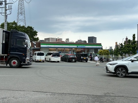 ファミリーマート多摩関戸5丁目店 800m