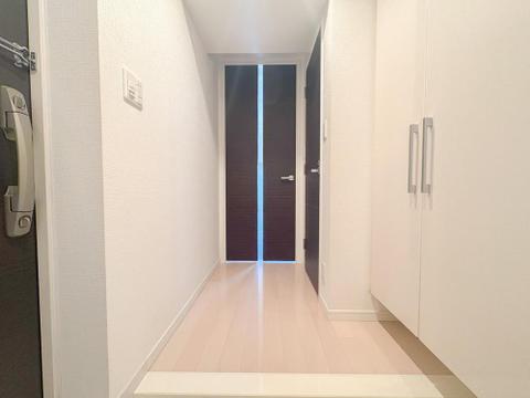 明るい木目調の床が心地よい玄関。大容量の収納で、家族の靴や外出用品もすっきり片付き、毎日気持ちよくお出かけできます。