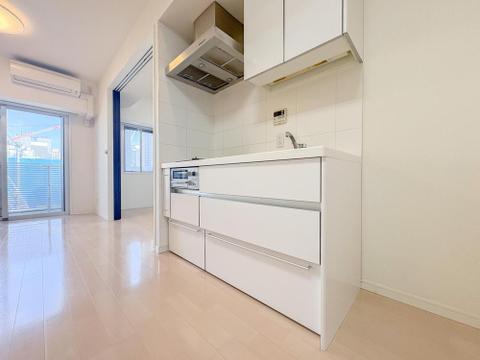 白を基調とした明るいキッチンは、機能的な収納と広々とした調理スペースが魅力。家族の笑顔が生まれる食卓を彩ります。