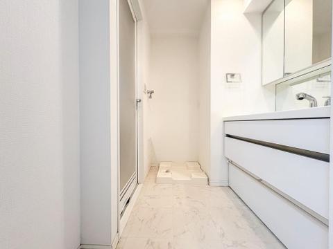 清潔感あふれる洗面所は、収納豊富な洗面台と洗濯機置き場を完備。家族みんなの身支度や家事をスムーズにサポートします。