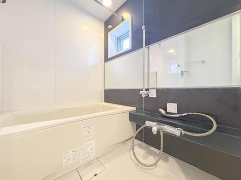 広々とした浴槽で、一日の疲れを癒すバスタイムを。大きな窓と鏡が開放感を演出し、家族の毎日を快適に彩ります。