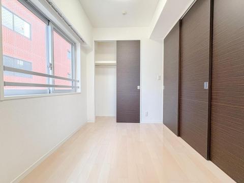 明るい陽光が差し込む、清潔感あふれる居室。奥には便利な収納スペースがあり、お子様の成長に合わせて様々に活用できるプライベート空間です。