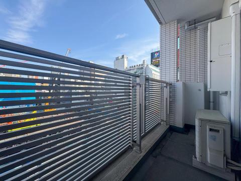 開放的なバルコニーからは、都会のパノラマビューが広がります。ご家族で外の空気を満喫し、リフレッシュできる空間です。