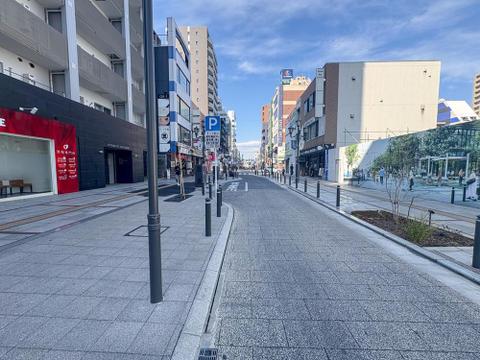 陽光が降り注ぐ開放的な通りは、ベビーカーでも安心の広々とした歩道が魅力。家族みんなで街歩きを楽しめる、穏やかな住環境です。