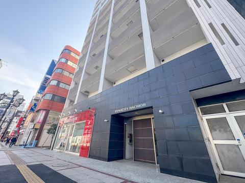 「DYNACITY HACHIOJI」のエントランスは、活気ある街並みに面し、家族の毎日をサポート。お買い物にも便利な立地で、子育て世代に嬉しい環境が魅力です。