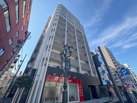 青空に映える、モダンで洗練された外観のマンションです。都市の利便性と快適な住環境が融合し、家族の毎日を豊かに彩ります。