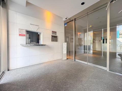 安心のフロントオフィスとオートロックが、ご家族の毎日をしっかり守ります。広々としたエントランスは、来客時もスマートに対応でき、快適な暮らしをサポート。